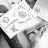 Tatouage temporaire hyperréaliste Small Flowers - Pack de ArtWear Tattoo Fleurs sur le bras d'un homme et jambe d'une femme
