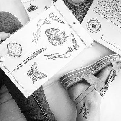 Tatouage temporaire hyperréaliste Small Flowers - Pack de ArtWear Tattoo Fleurs sur le bras d'un homme et jambe d'une femme