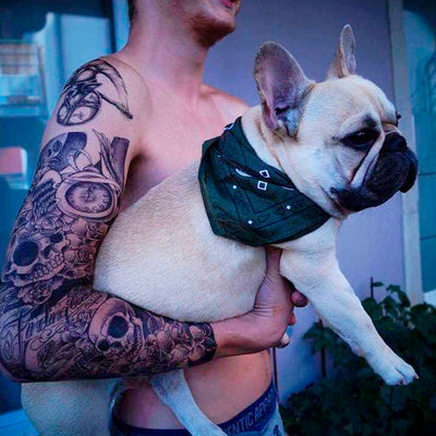 Tatouage temporaire hyperréaliste B&W Skulls Sleeve 2 de ArtWear Tattoo Tête de mort sur le bras d'un homme et jambe d'une femme