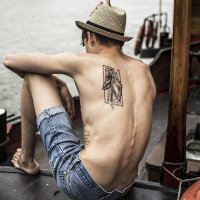 Tatouage temporaire hyperréaliste Feathers Luck - Pack de ArtWear Tattoo Ailes & Plumes sur le bras d'un homme et jambe d'une femme