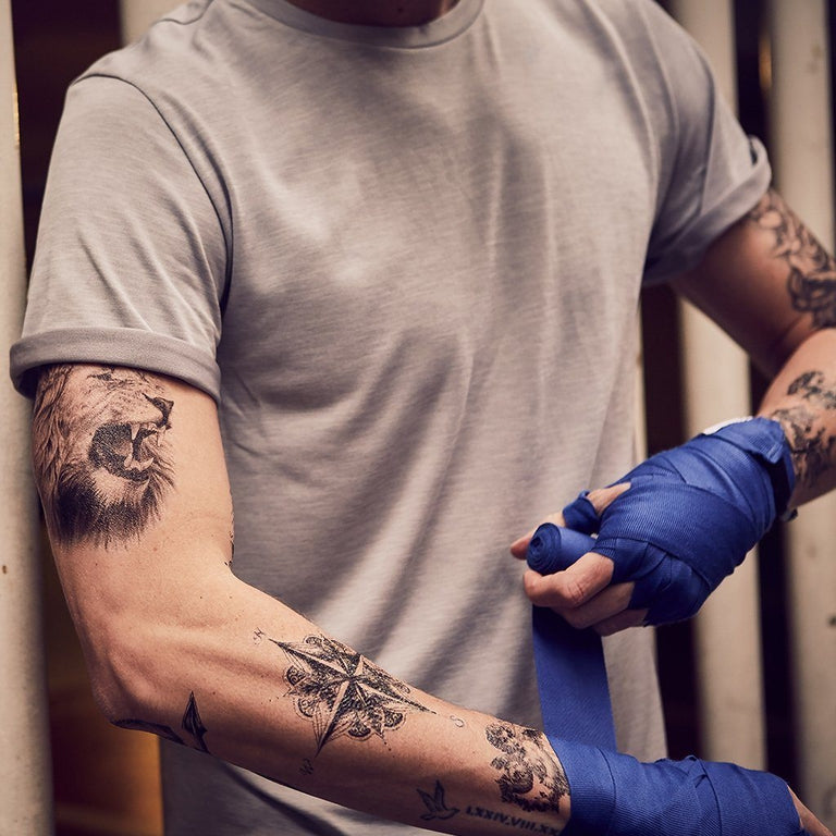 Tatouage temporaire hyperréaliste Realistic Roar of the Lion - Pack de ArtWear Tattoo Animaux sur le bras d'un homme et jambe d'une femme