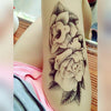 Tatouage temporaire hyperréaliste B&W Flowers de ArtWear Tattoo Fleurs sur le bras d'un homme et jambe d'une femme