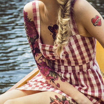 Tatouage temporaire hyperréaliste Cherry Tree & Flowers Sleeve de ArtWear Tattoo Fleurs sur le bras d'un homme et jambe d'une femme