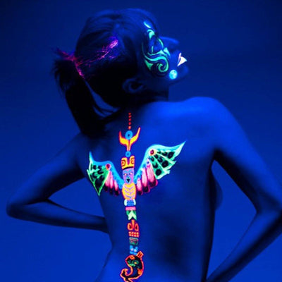Tatouage temporaire hyperréaliste Ultraviolet Arrows Pack de ArtWear Tattoo Fluorescents & Phosphorescents sur le bras d'un homme et jambe d'une femme