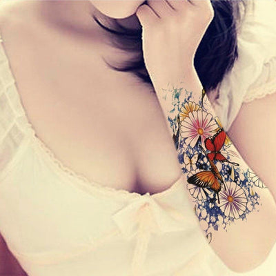 Tatouage temporaire hyperréaliste Butterflies de ArtWear Tattoo Insectes sur le bras d'un homme et jambe d'une femme