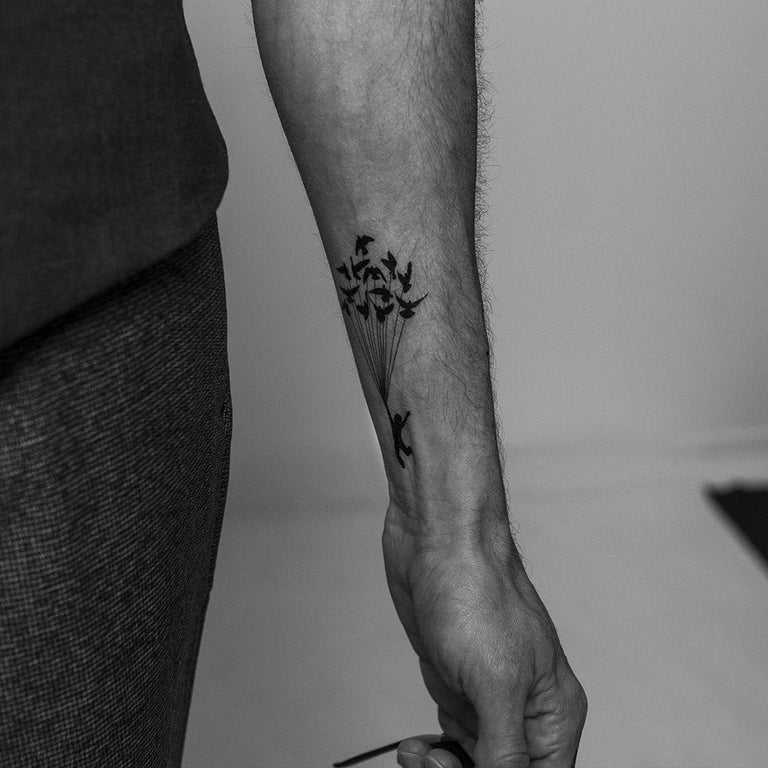 Tatouage temporaire hyperréaliste "Dare to Dream" Birds de ArtWear Tattoo Lettres & Citations sur le bras d'un homme et jambe d'une femme