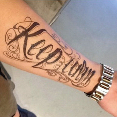Tatouage temporaire hyperréaliste Keep Calm - Pack de ArtWear Tattoo Lettres & Citations sur le bras d'un homme et jambe d'une femme
