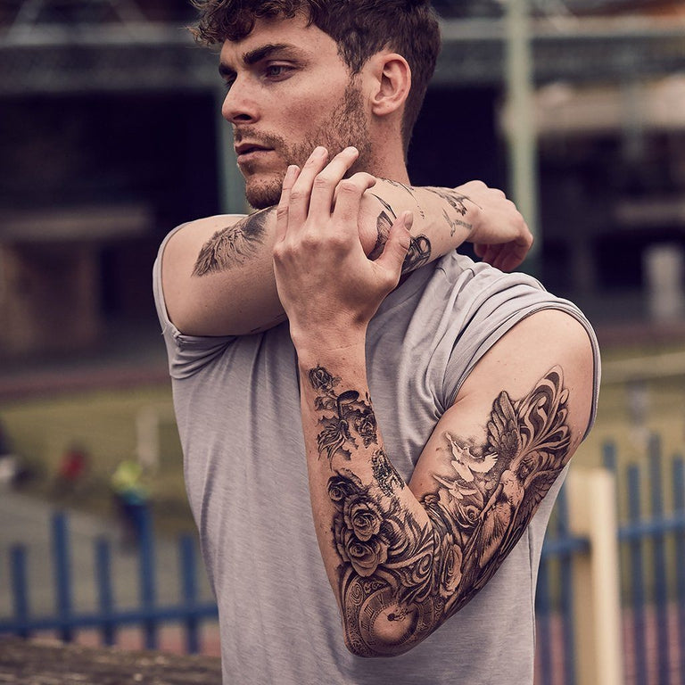 Tatouage temporaire hyperréaliste Music Notes - Pack de ArtWear Tattoo Minimalistes sur le bras d'un homme et jambe d'une femme