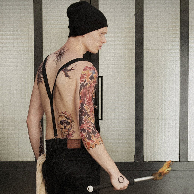 Tatouage temporaire hyperréaliste Red Dragon Sleeve de ArtWear Tattoo Old School sur le bras d'un homme et jambe d'une femme
