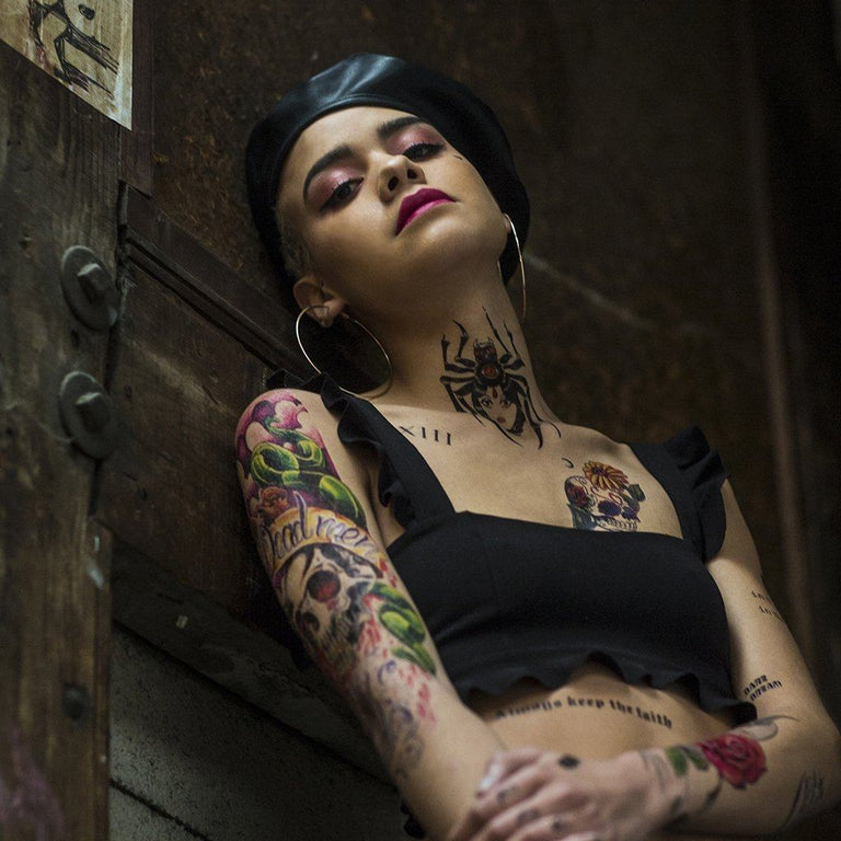 Tatouage temporaire hyperréaliste Dead Men Sleeve - Color de ArtWear Tattoo Tête de mort sur le bras d'un homme et jambe d'une femme
