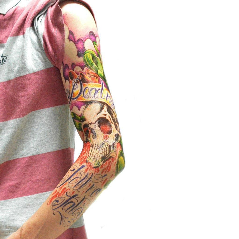 Tatouage temporaire hyperréaliste Dead Men Sleeve - Color de ArtWear Tattoo Tête de mort sur le bras d'un homme et jambe d'une femme