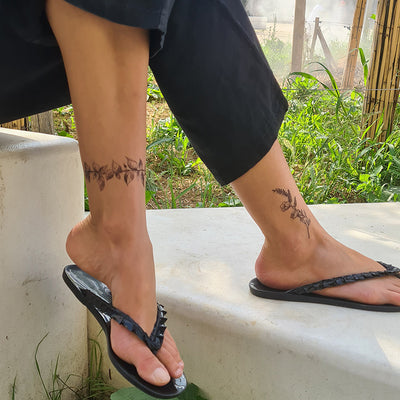 Tatouage temporaire hyperréaliste Wristband 4 - Pack de ArtWear Tattoo Fleurs sur le bras d'un homme et jambe d'une femme