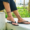 Tatouage temporaire hyperréaliste Fine line Flowers - pack de ArtWear Tattoo Fleurs sur le bras d'un homme et jambe d'une femme
