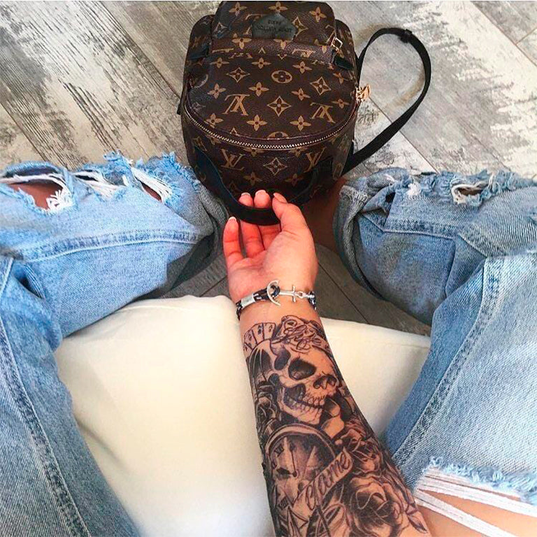 Tatouage temporaire hyperréaliste Pack Tête de mort de ArtWear Tattoo Tête de mort sur le bras d'un homme et jambe d'une femme