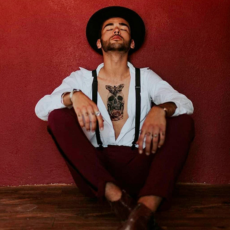 Tatouage temporaire hyperréaliste Pack Tête de mort de ArtWear Tattoo Tête de mort sur le bras d'un homme et jambe d'une femme