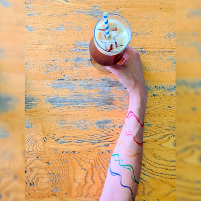 Tatouage temporaire hyperréaliste Rainbow Lines de ArtWear Tattoo Divers Fantaisie sur le bras d'un homme et jambe d'une femme