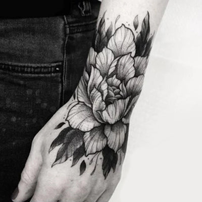 Tatouage temporaire hyperréaliste Wrist Flower de ArtWear Tattoo Fleurs sur le bras d'un homme et jambe d'une femme
