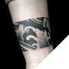 Tatouage temporaire hyperréaliste Wristband 5 - Pack de ArtWear Tattoo Fleurs sur le bras d'un homme et jambe d'une femme