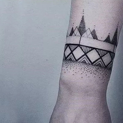 Tatouage temporaire hyperréaliste Wristband 1 - Pack de ArtWear Tattoo Géométriques sur le bras d'un homme et jambe d'une femme