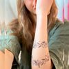 Tatouage temporaire hyperréaliste Flowers on the wrist - Pack de ArtWear Tattoo Fleurs sur le bras d'un homme et jambe d'une femme