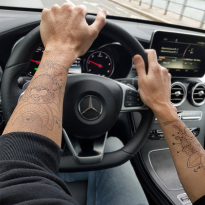 Tatouage temporaire hyperréaliste Sacred Geometric - Scarab de ArtWear Tattoo Géométriques sur le bras d'un homme et jambe d'une femme
