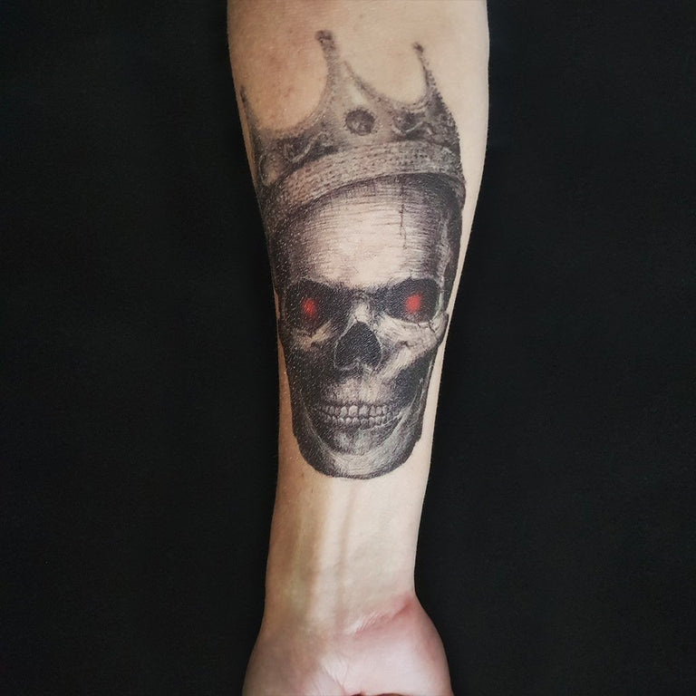 Tatouage temporaire hyperréaliste King Skull - Pack de ArtWear Tattoo Tête de mort sur le bras d'un homme et jambe d'une femme