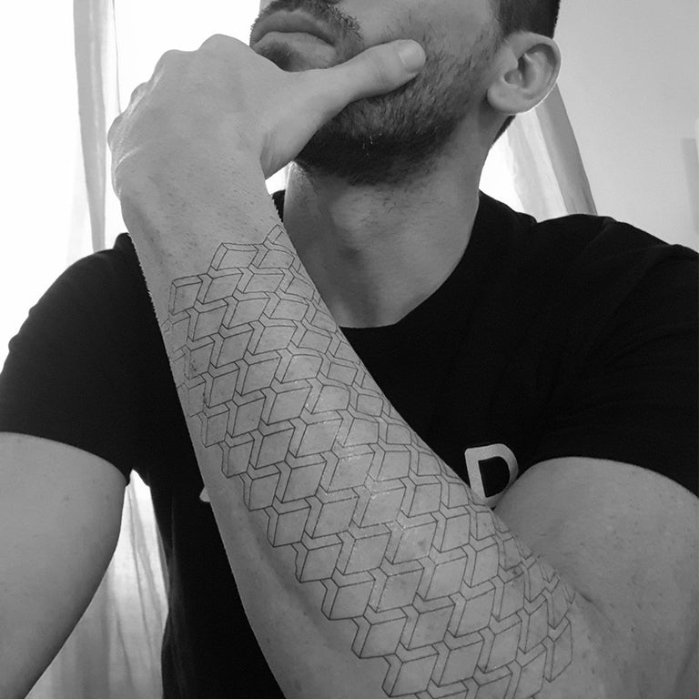 Tatouage temporaire hyperréaliste Geometric 3D Design 2 de ArtWear Tattoo Géométriques sur le bras d'un homme et jambe d'une femme