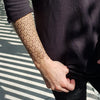 Tatouage temporaire hyperréaliste Geometric 3D Design 1 de ArtWear Tattoo Géométriques sur le bras d'un homme et jambe d'une femme