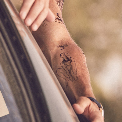 Tatouage temporaire hyperréaliste Ignorant Style Board 2 - Pack de ArtWear Tattoo Minimalistes sur le bras d'un homme et jambe d'une femme