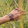 Tatouage temporaire hyperréaliste Wide Lace - Pack de ArtWear Tattoo Divers Fantaisie sur le bras d'un homme et jambe d'une femme