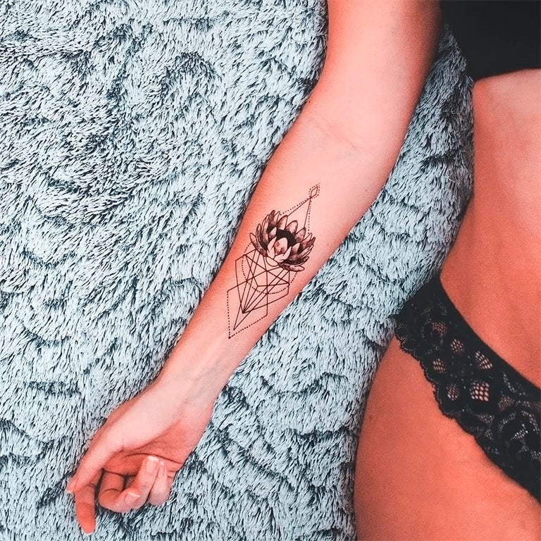 Tatouage temporaire hyperréaliste Unalome - Pack de ArtWear Tattoo Traditionnels sur le bras d'un homme et jambe d'une femme