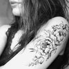 Tatouage temporaire hyperréaliste Black Peony de ArtWear Tattoo Fleurs sur le bras d'un homme et jambe d'une femme