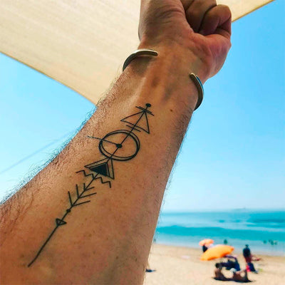 Tatouage temporaire hyperréaliste Line & Circle Pack de ArtWear Tattoo Géométriques sur le bras d'un homme et jambe d'une femme