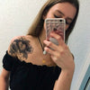 Tatouage temporaire hyperréaliste Time vs. Roses de ArtWear Tattoo Fleurs sur le bras d'un homme et jambe d'une femme