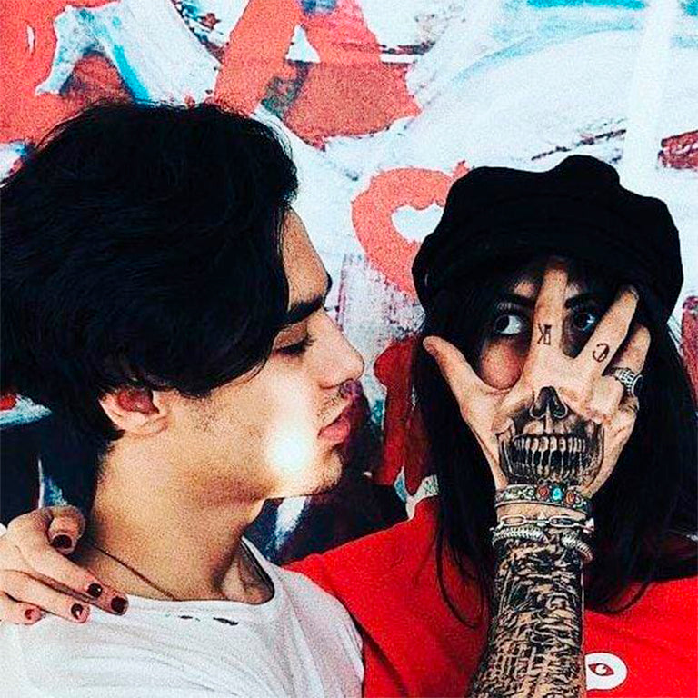 Tatouage temporaire hyperréaliste Pack Tête de mort de ArtWear Tattoo Tête de mort sur le bras d'un homme et jambe d'une femme