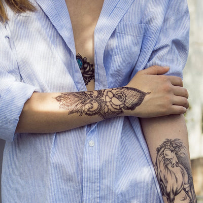 Tatouage temporaire hyperréaliste Rose Ornament de ArtWear Tattoo Fleurs sur le bras d'un homme et jambe d'une femme