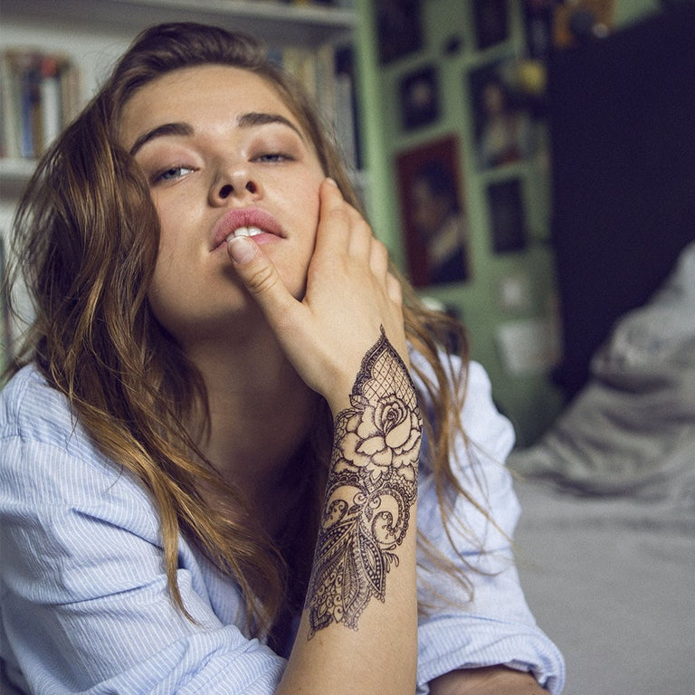 Tatouage temporaire hyperréaliste Rose Ornament de ArtWear Tattoo Fleurs sur le bras d'un homme et jambe d'une femme