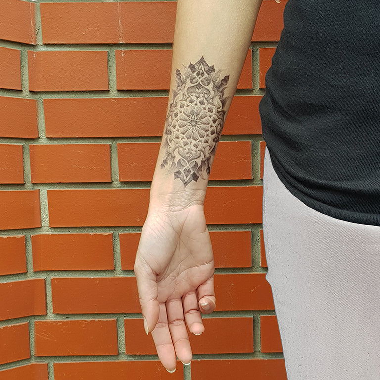 Tatouage temporaire hyperréaliste Long Lotus - Pack de ArtWear Tattoo Mandala sur le bras d'un homme et jambe d'une femme