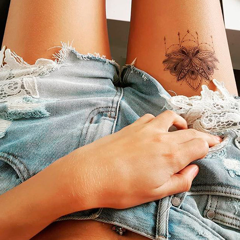 Tatouage temporaire hyperréaliste The 3 Lotus - Pack de ArtWear Tattoo Mandala sur le bras d'un homme et jambe d'une femme