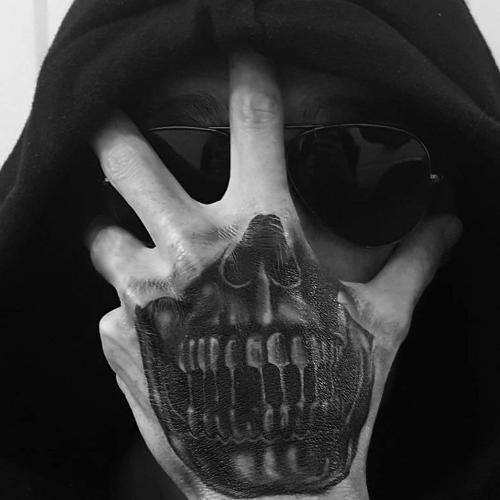 Tatouage temporaire hyperréaliste Pack Tête de mort de ArtWear Tattoo Tête de mort sur le bras d'un homme et jambe d'une femme