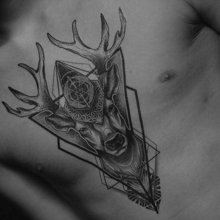 Tatouage temporaire hyperréaliste Sacred Deer - by Gent de ArtWear Tattoo Collaborations sur le bras d'un homme et jambe d'une femme