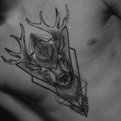 Tatouage temporaire hyperréaliste Sacred Deer - by Gent de ArtWear Tattoo Collaborations sur le bras d'un homme et jambe d'une femme