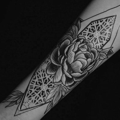 Tatouage temporaire hyperréaliste Sacred Peony - by Gent de ArtWear Tattoo Collaborations sur le bras d'un homme et jambe d'une femme