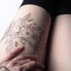 Tatouage temporaire hyperréaliste Bibi - by Yoshika de ArtWear Tattoo Collaborations sur le bras d'un homme et jambe d'une femme