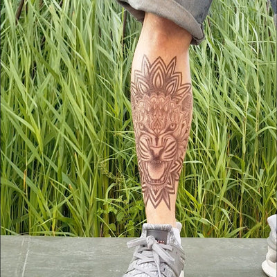 Tatouage temporaire hyperréaliste Large Tiger Mandala - by CASCAD de ArtWear Tattoo Collaborations sur le bras d'un homme et jambe d'une femme