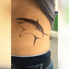 Tatouage temporaire hyperréaliste Shark - by Le Kid de ArtWear Tattoo Collaborations sur le bras d'un homme et jambe d'une femme