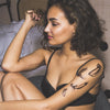 Tatouage temporaire hyperréaliste Angel Feathers - Pack de ArtWear Tattoo Ailes & Plumes sur le bras d'un homme et jambe d'une femme