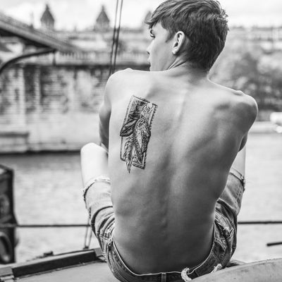 Tatouage temporaire hyperréaliste Feathers Luck - Pack de ArtWear Tattoo Ailes & Plumes sur le bras d'un homme et jambe d'une femme