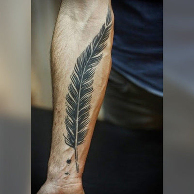 Tatouage temporaire hyperréaliste Quill - Pack de ArtWear Tattoo Ailes & Plumes sur le bras d'un homme et jambe d'une femme