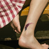 Tatouage temporaire hyperréaliste Small Watercolor Feathers - Pack de ArtWear Tattoo Ailes & Plumes sur le bras d'un homme et jambe d'une femme